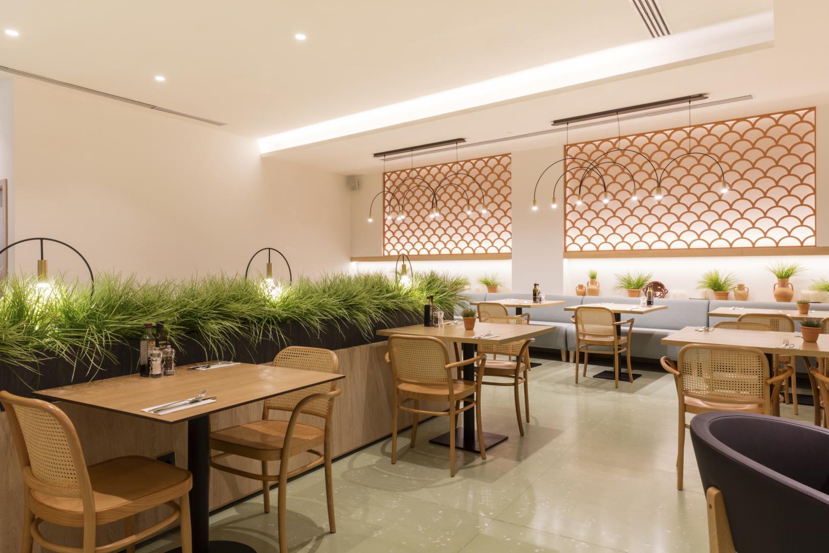 Restaurant met gedekte tafels — Som Ars Magna Bleisure Hotel
