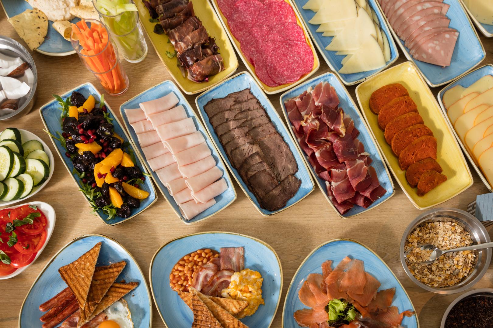 Buffet met diverse gerechten — Som Ars Magna Bleisure Hotel