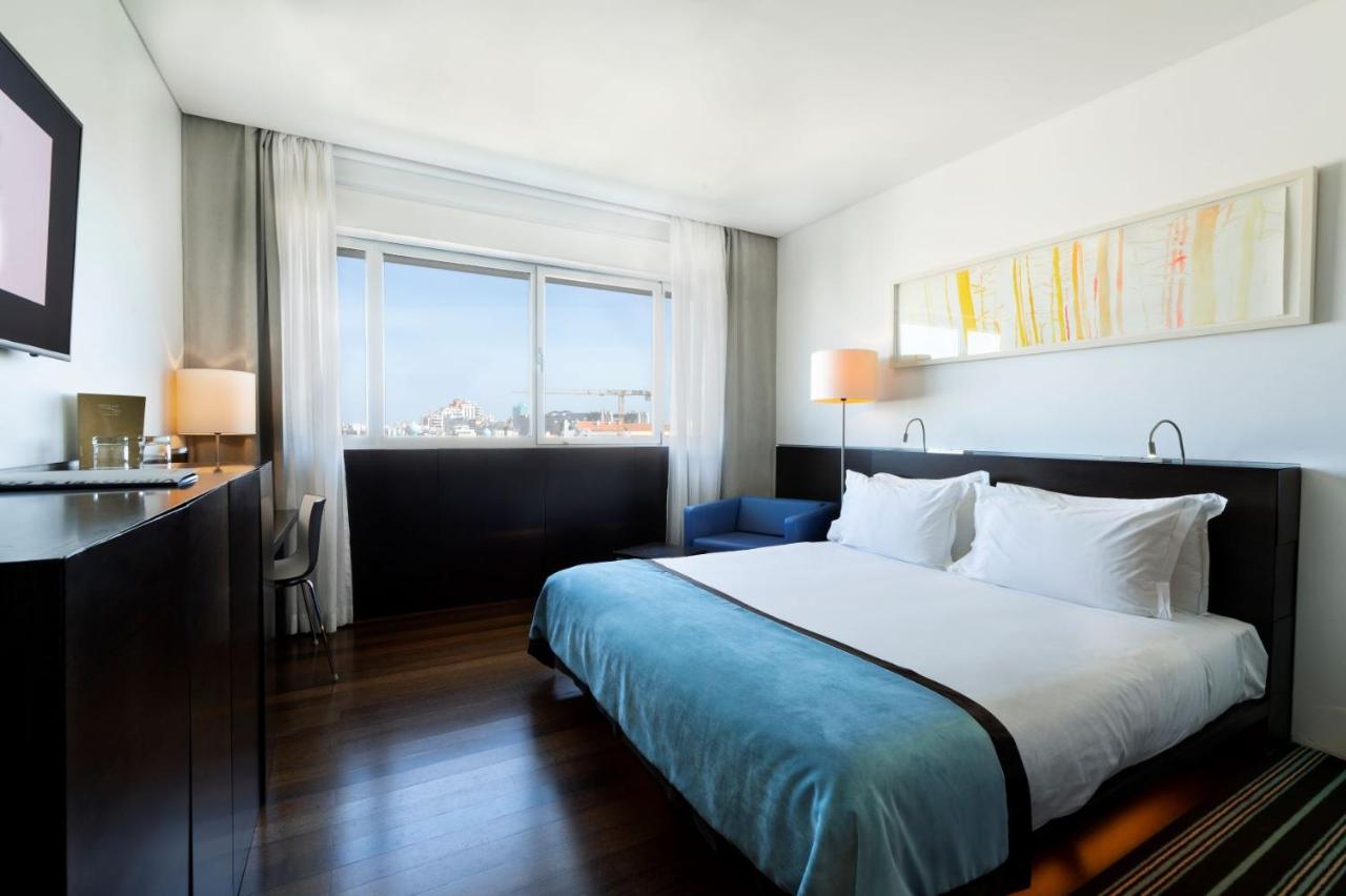 een hotelkamer met een bed en een raam bij VIP Grand Lisboa Hotel & Spa in Lissabon
