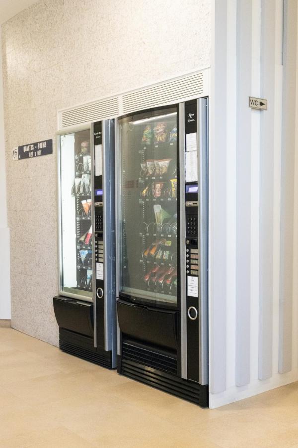 er staan twee verkoopautomaten in een winkel bij Park Hotel Porto Gaia in Vila Nova de Gaia