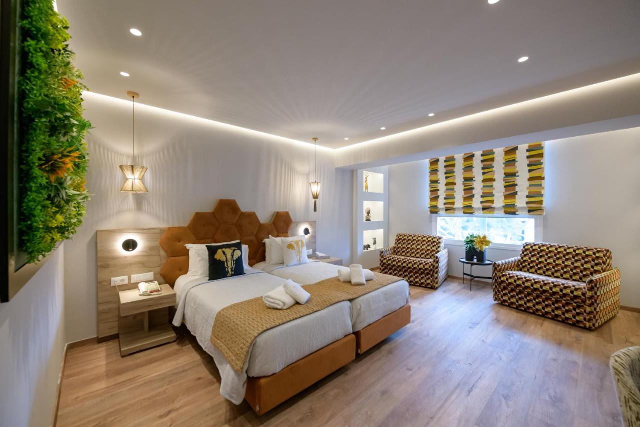 een slaapkamer met een groot bed en een woonkamer bij Congo Palace in Athene