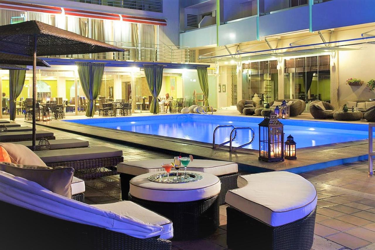 een zwembad in een hotel met een zwembad bij Congo Palace in Athene