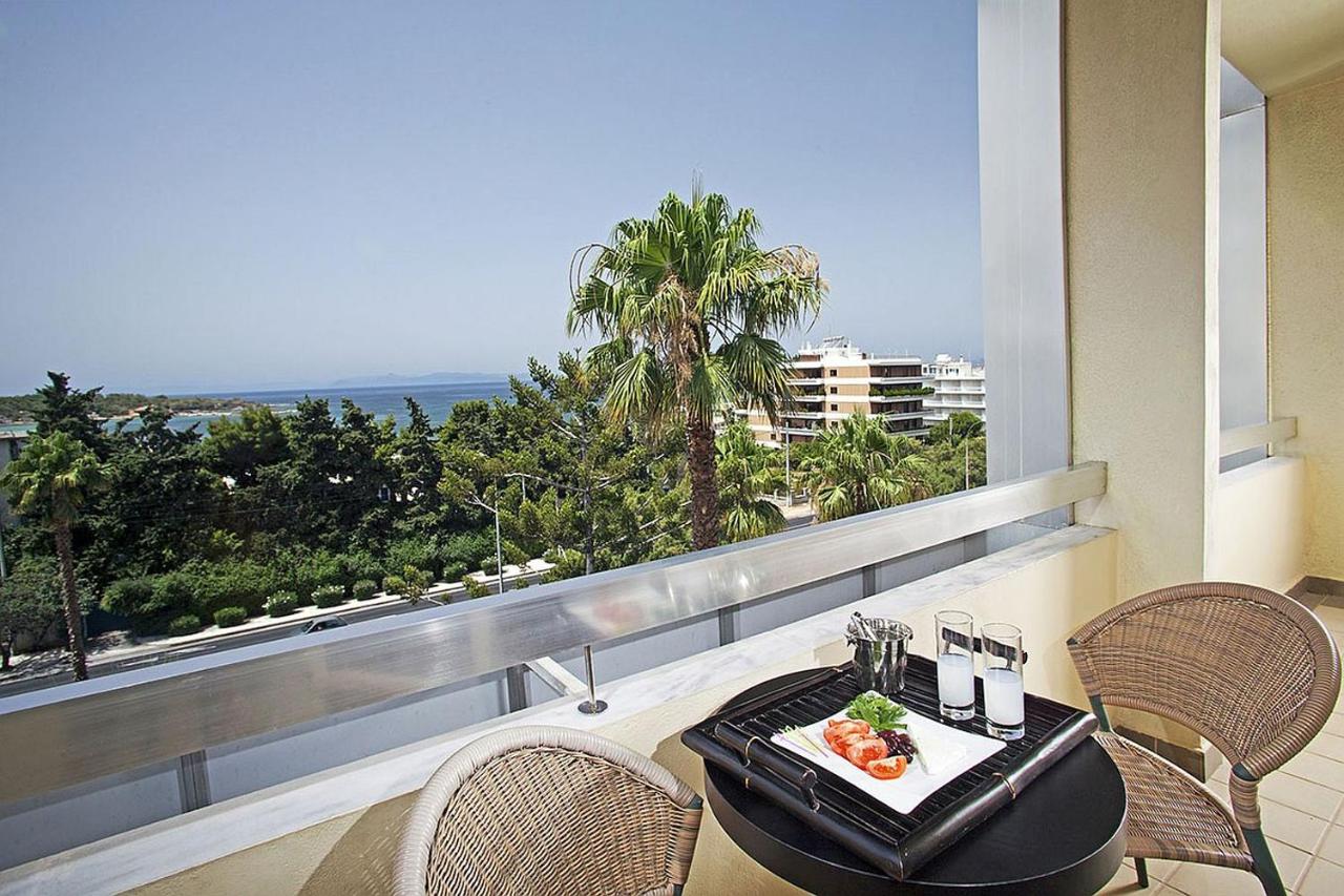 een dienblad met eten op een tafel op een balkon bij Congo Palace in Athene