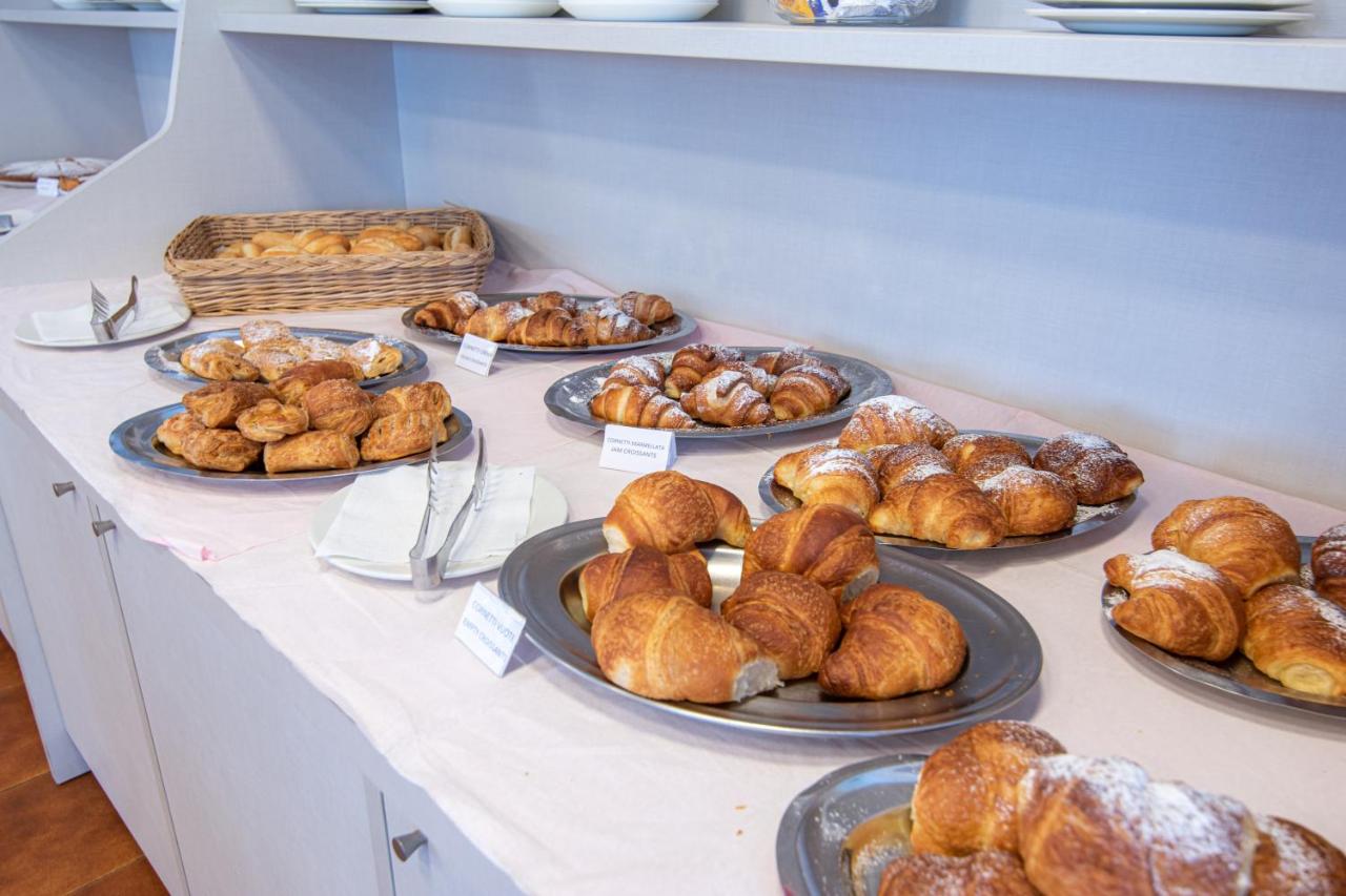 een tafel met schalen croissants en ander gebak bij Hotel Diamond in Rimini