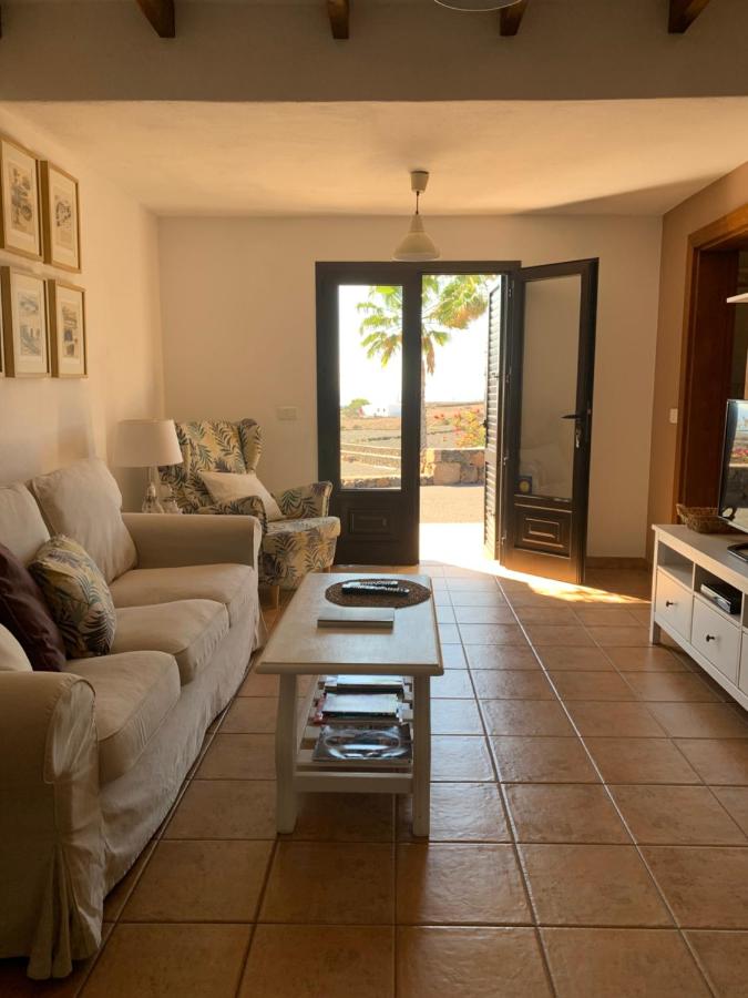 een woonkamer met een bank en een salontafel bij Apartamento La Finca in Mácher