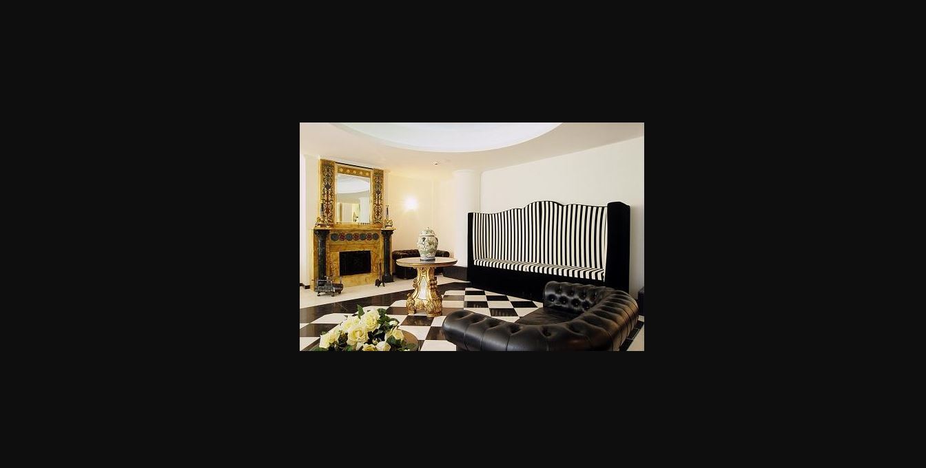 M Glamour Hotel image 2