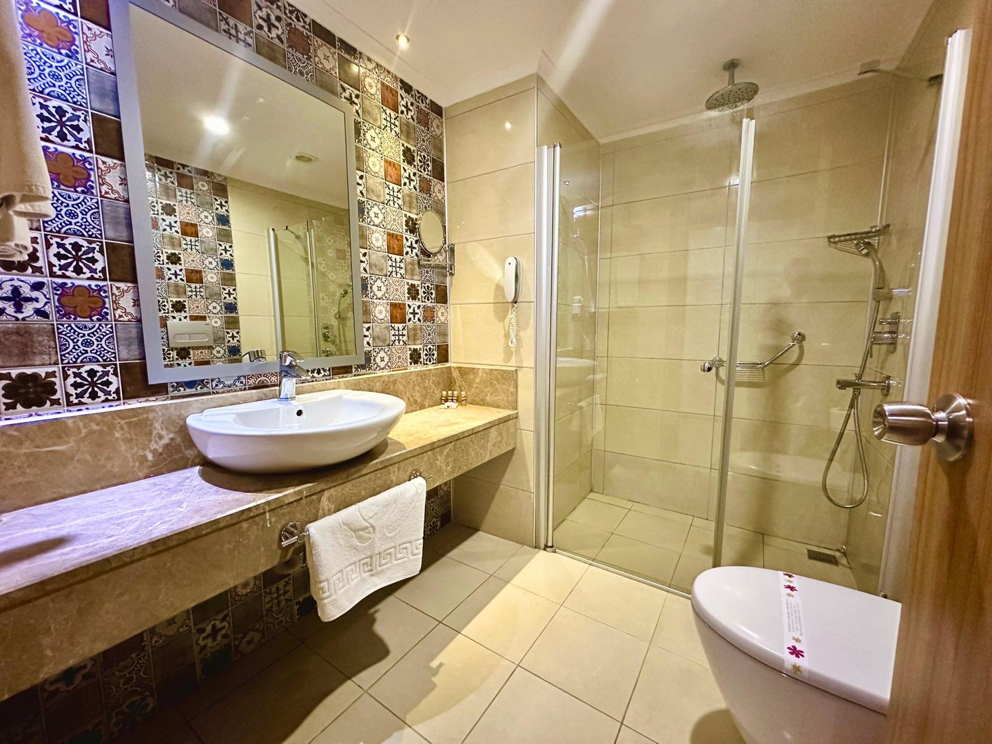 Blue Wave Suite Hotel image 2