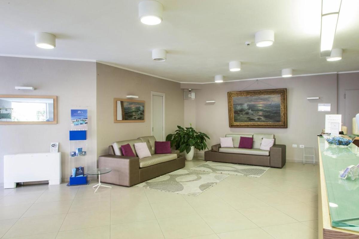 Lobby met receptie — Hotel Alma di Alghero