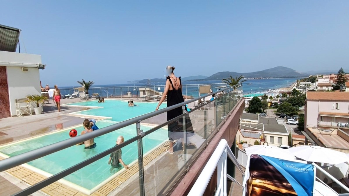 Infinity-zwembad met zeezicht — Hotel Alma di Alghero
