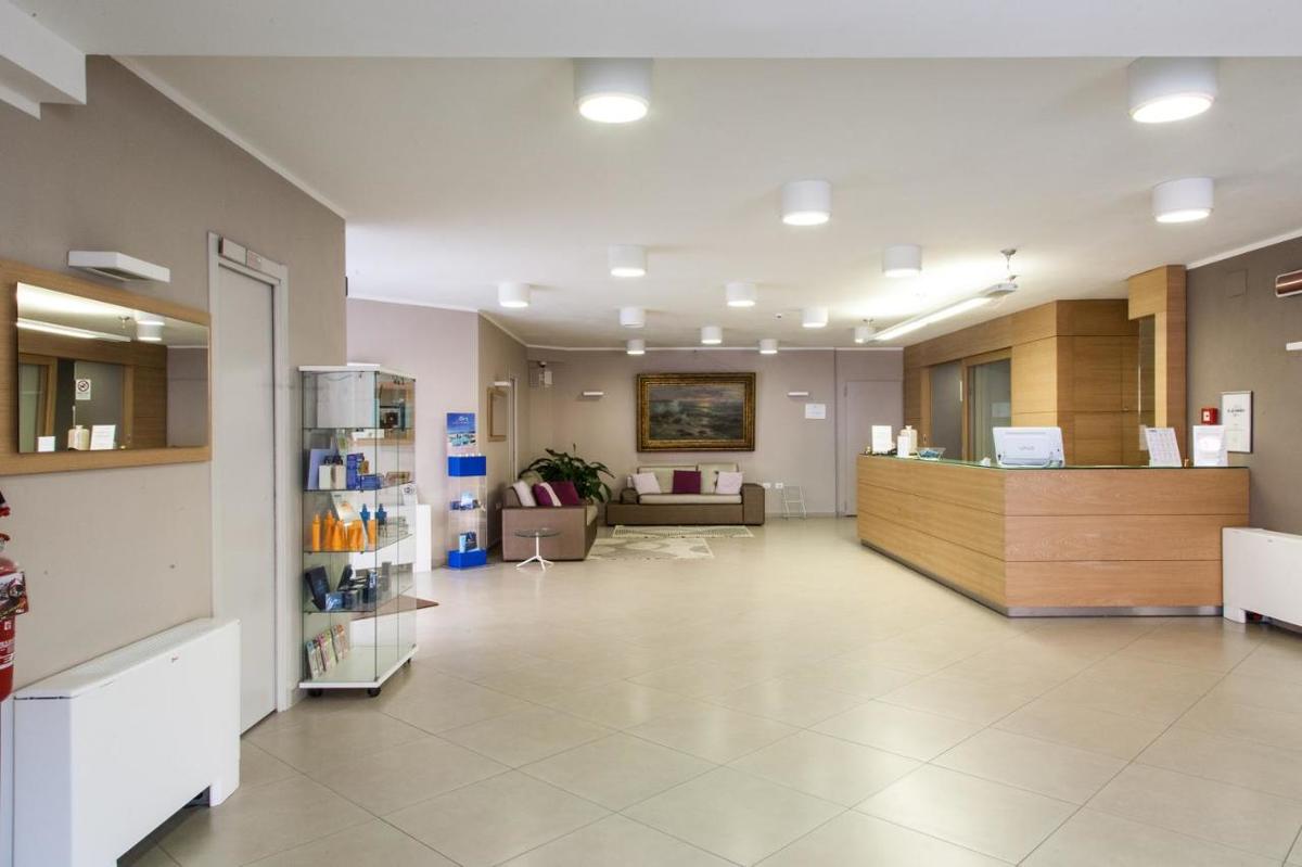 Lobby met receptie — Hotel Alma di Alghero