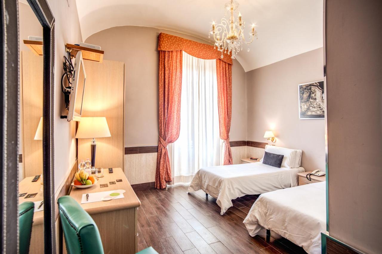 een hotelkamer met twee bedden en een raam bij Hotel San Valentino in Rome