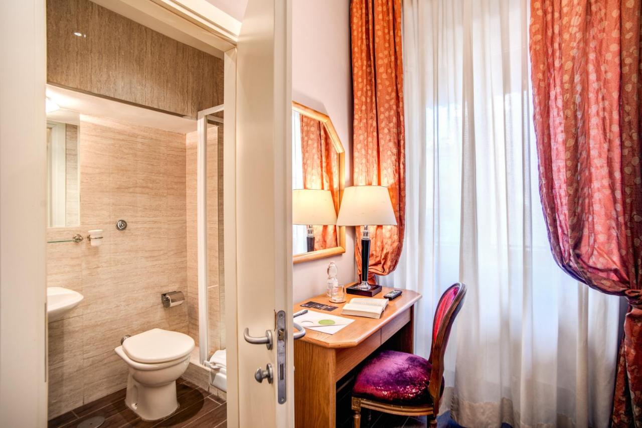 een badkamer met een bureau, een toilet en een wastafel bij Hotel San Valentino in Rome