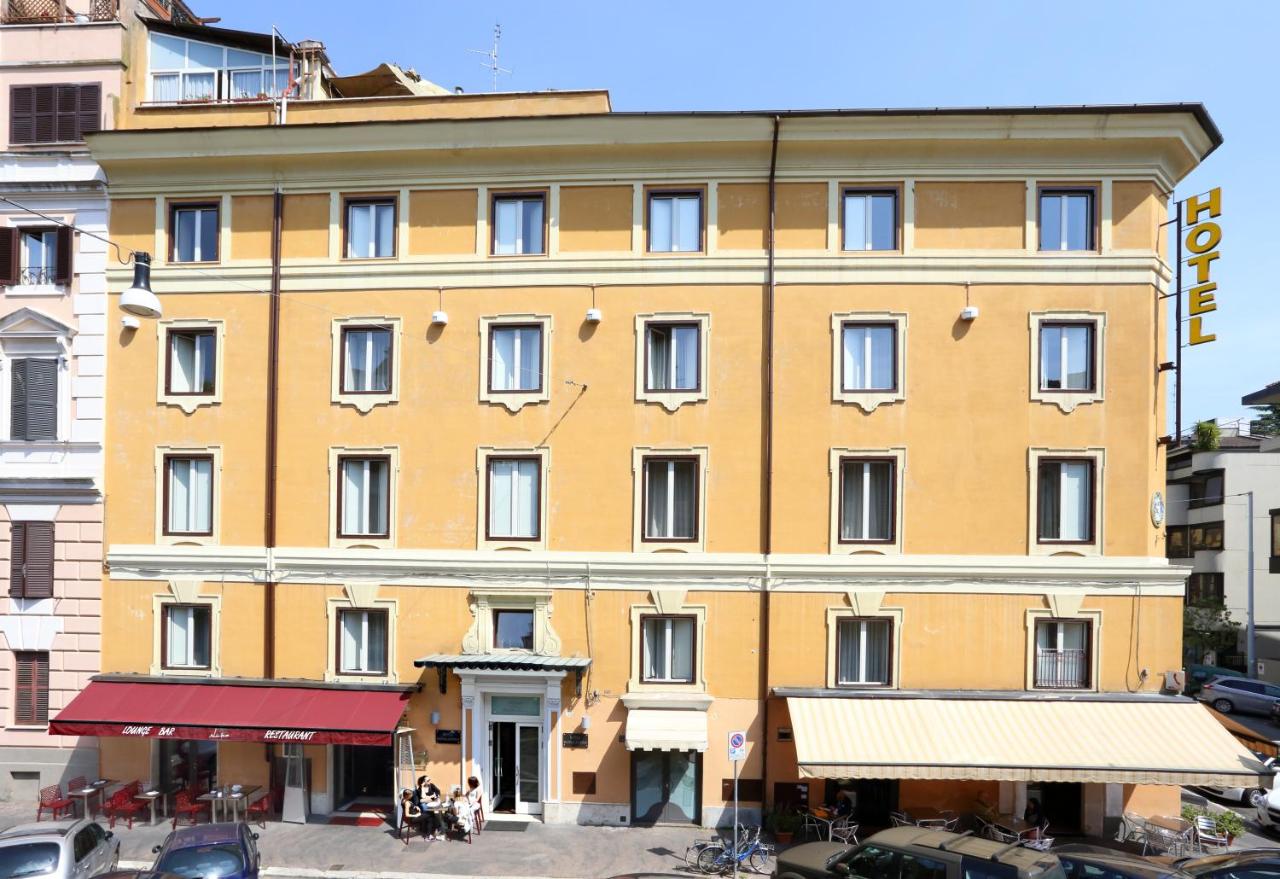 een groot geel gebouw met mensen ervoor bij Hotel San Valentino in Rome
