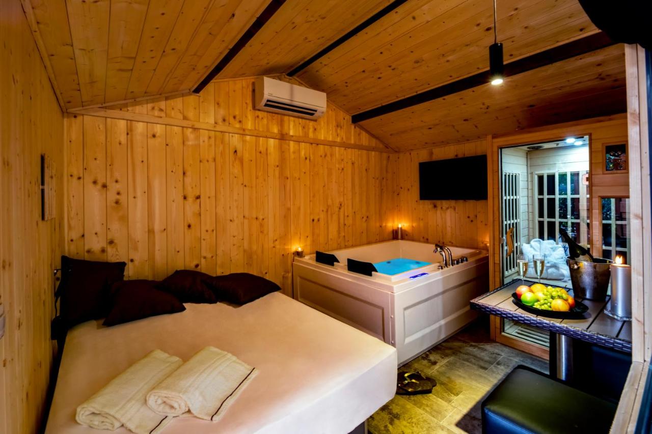 een slaapkamer met een bed en een badkuip in een kamer bij Villa Elisio Hotel & Spa in Napels