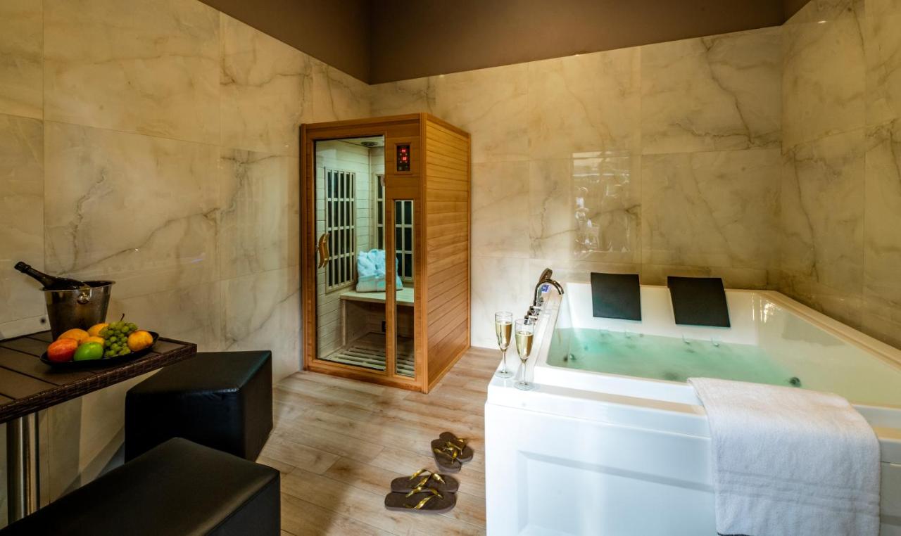 een grote badkamer met een bad en een wastafel bij Villa Elisio Hotel & Spa in Napels