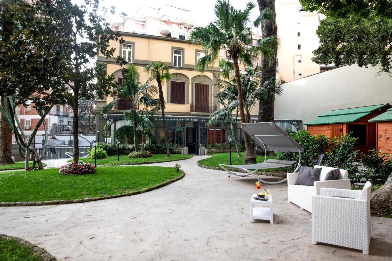 een binnenplaats met een piano in een gebouw bij Villa Elisio Hotel & Spa in Napels