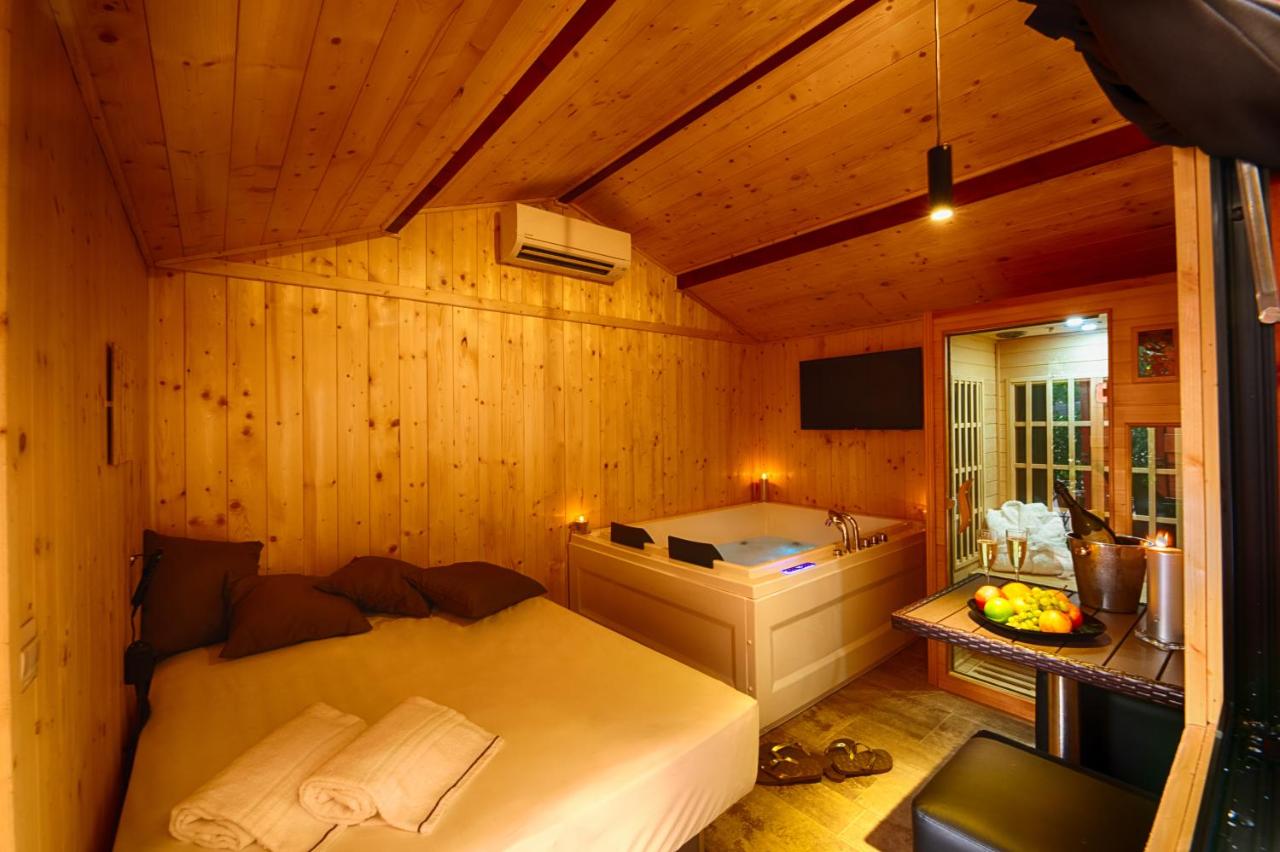 een slaapkamer met een bed, een wastafel en een badkuip bij Villa Elisio Hotel & Spa in Napels +77 foto's