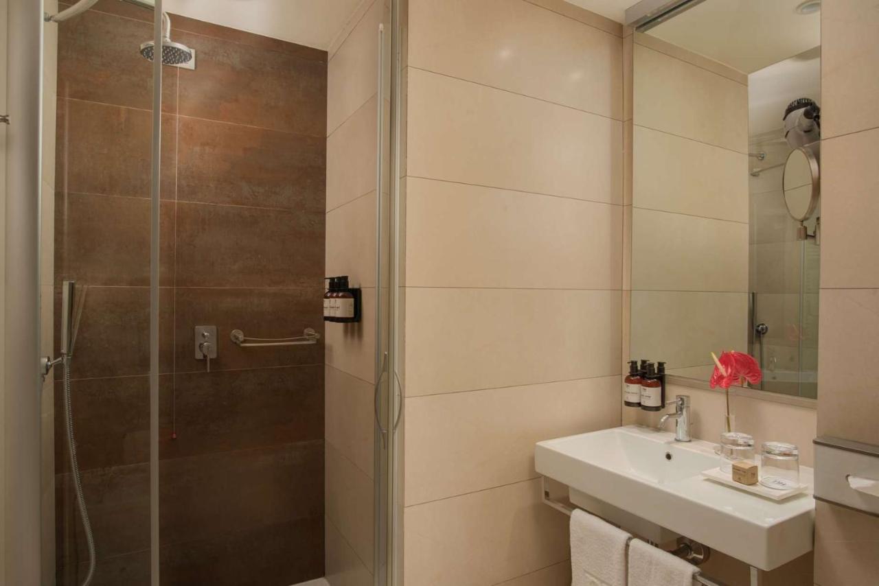 een badkamer met een douche en een wastafel bij NH Orio al Serio Airport in Orio al Serio