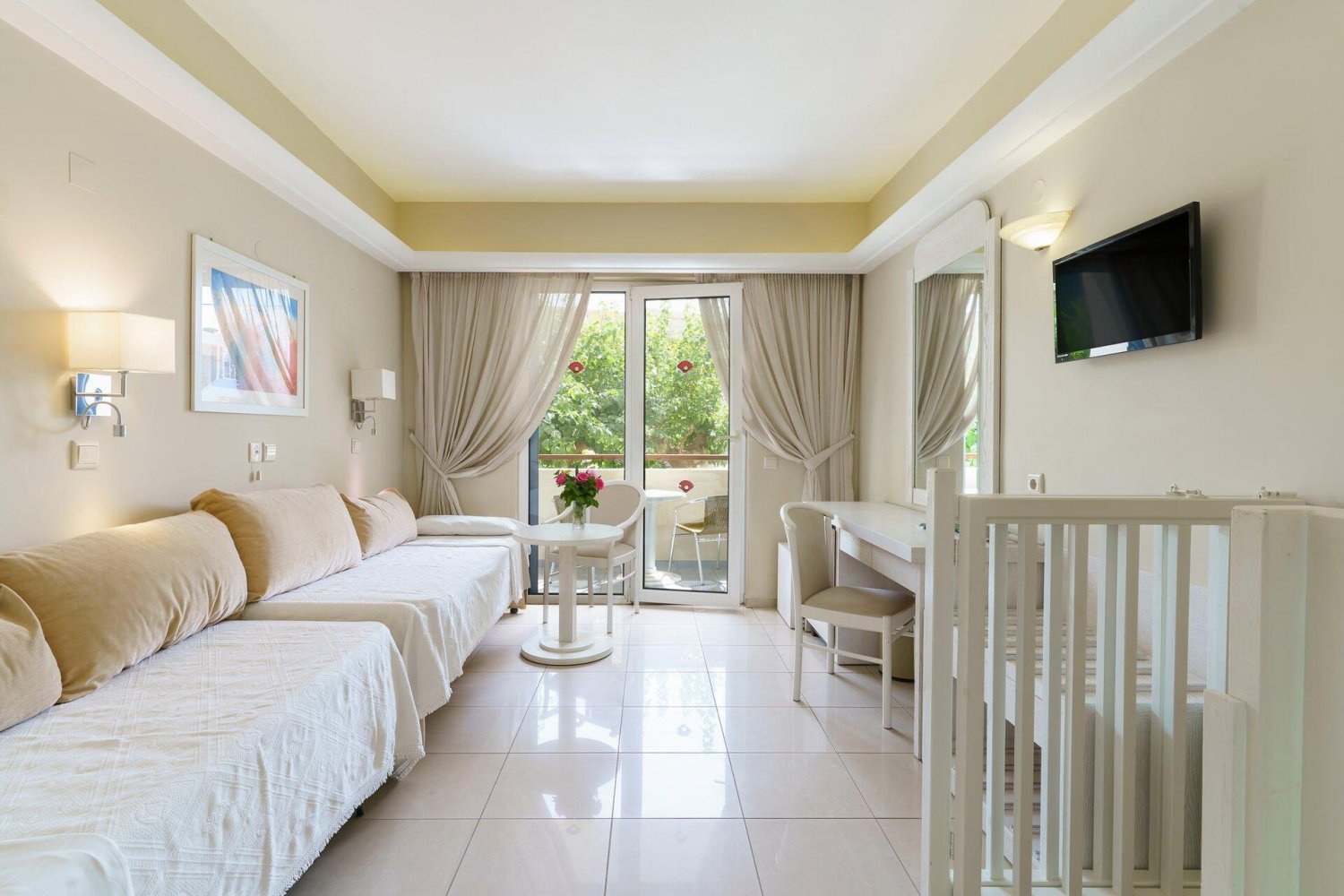 Pearl Beach Hotel image 3