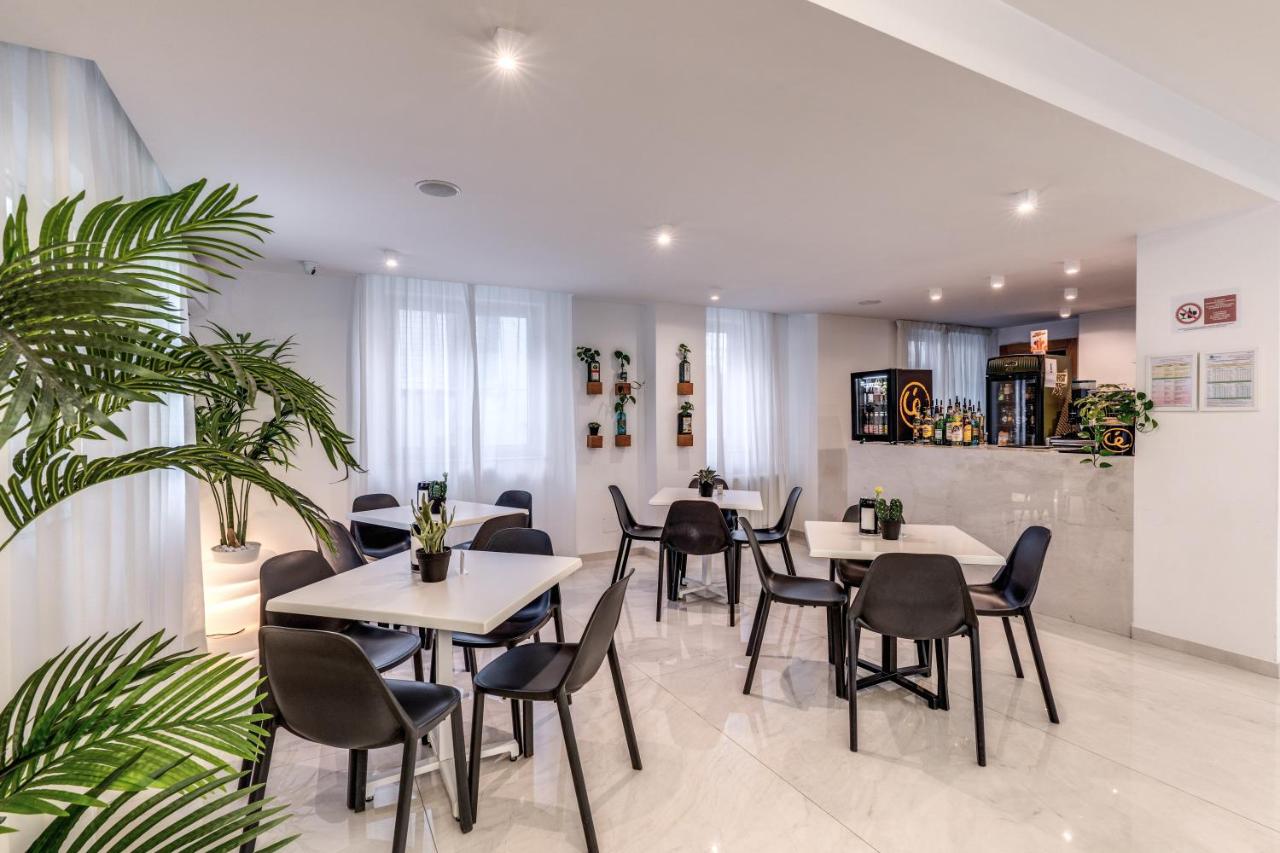 een restaurant met tafels en stoelen en een plant bij Casena Dei Colli, Sure Hotel Collection By Best Western in Palermo