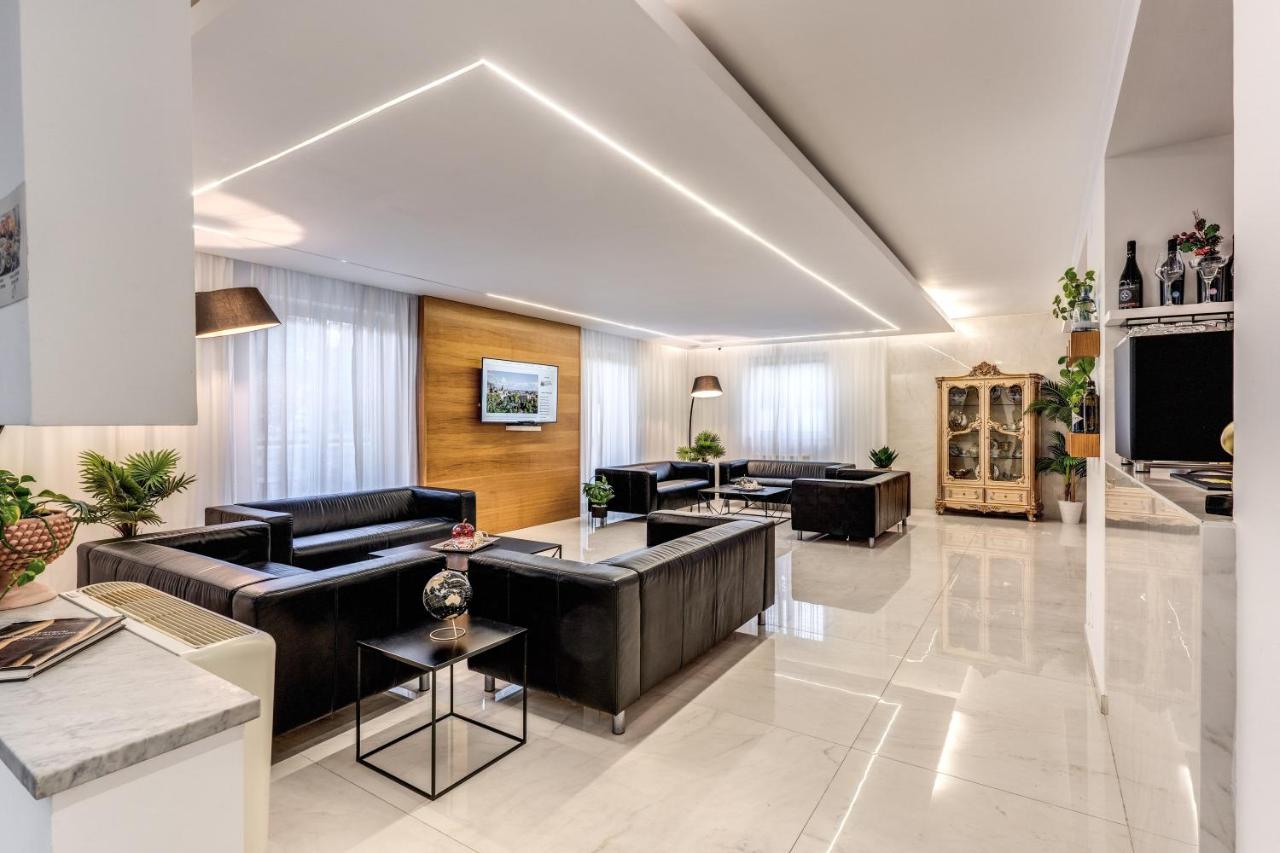 een grote woonkamer met banken en een tv bij Casena Dei Colli, Sure Hotel Collection By Best Western in Palermo +56 foto