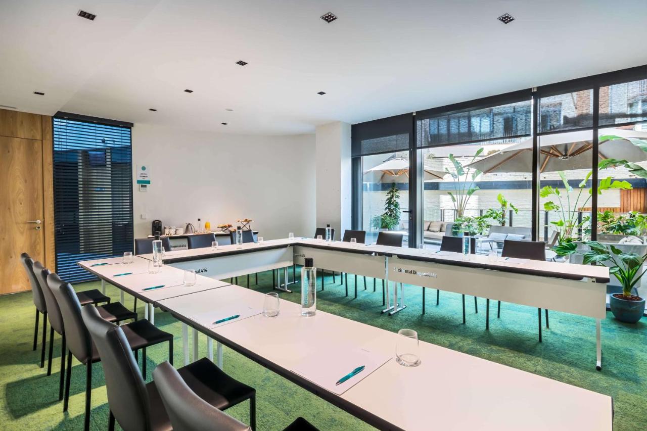 een restaurant met een zwembad en tafels en stoelen bij Occidental Diagonal 414 in Barcelona