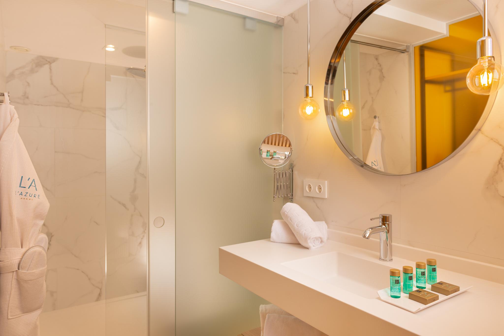 L'Azure Hotel image 2