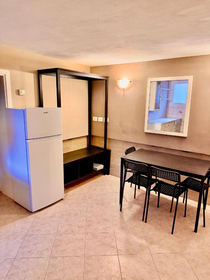 een keuken met een koelkast en een tafel en stoelen bij Venice Cosmia apartment CASTELLO in Venetië
