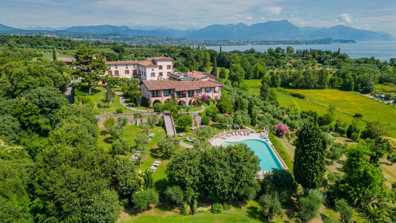 Een luchtfoto van een groot huis met een zwembad. bij Castello Belvedere Apartments in Desenzano del Garda