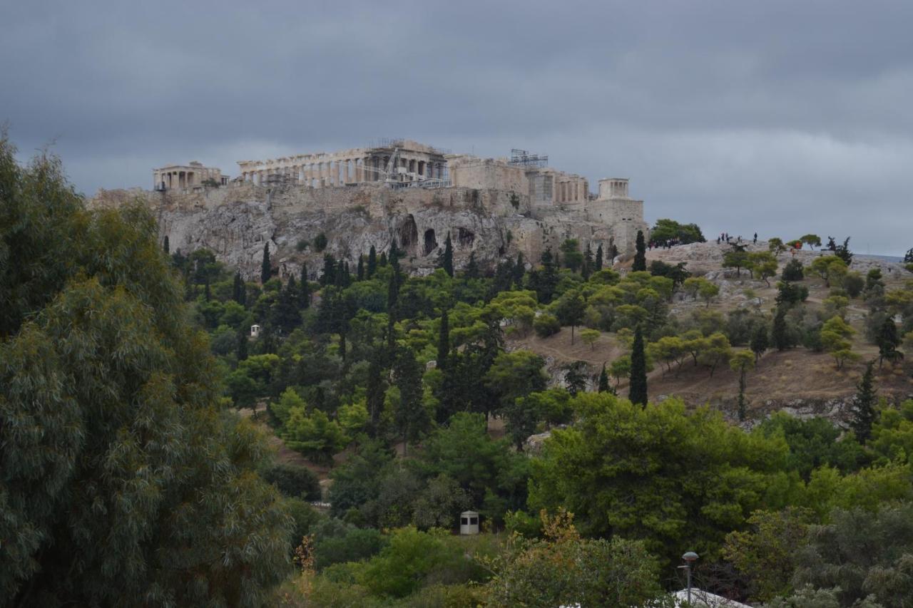een gebouw bovenop een berg met bomen bij Phidias Hotel by Oniro in Athene