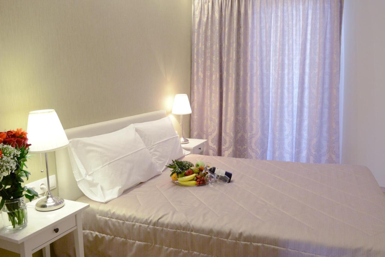 een slaapkamer met een bed met een schaal fruit erop bij Phidias Hotel by Oniro in Athene