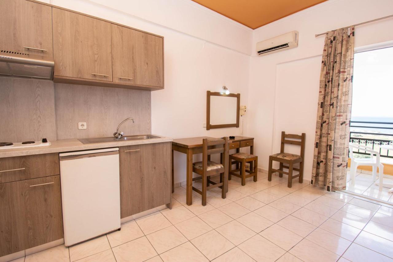een keuken met een tafel en een eetkamer bij Sunrise Sissi Apartments in Sissi