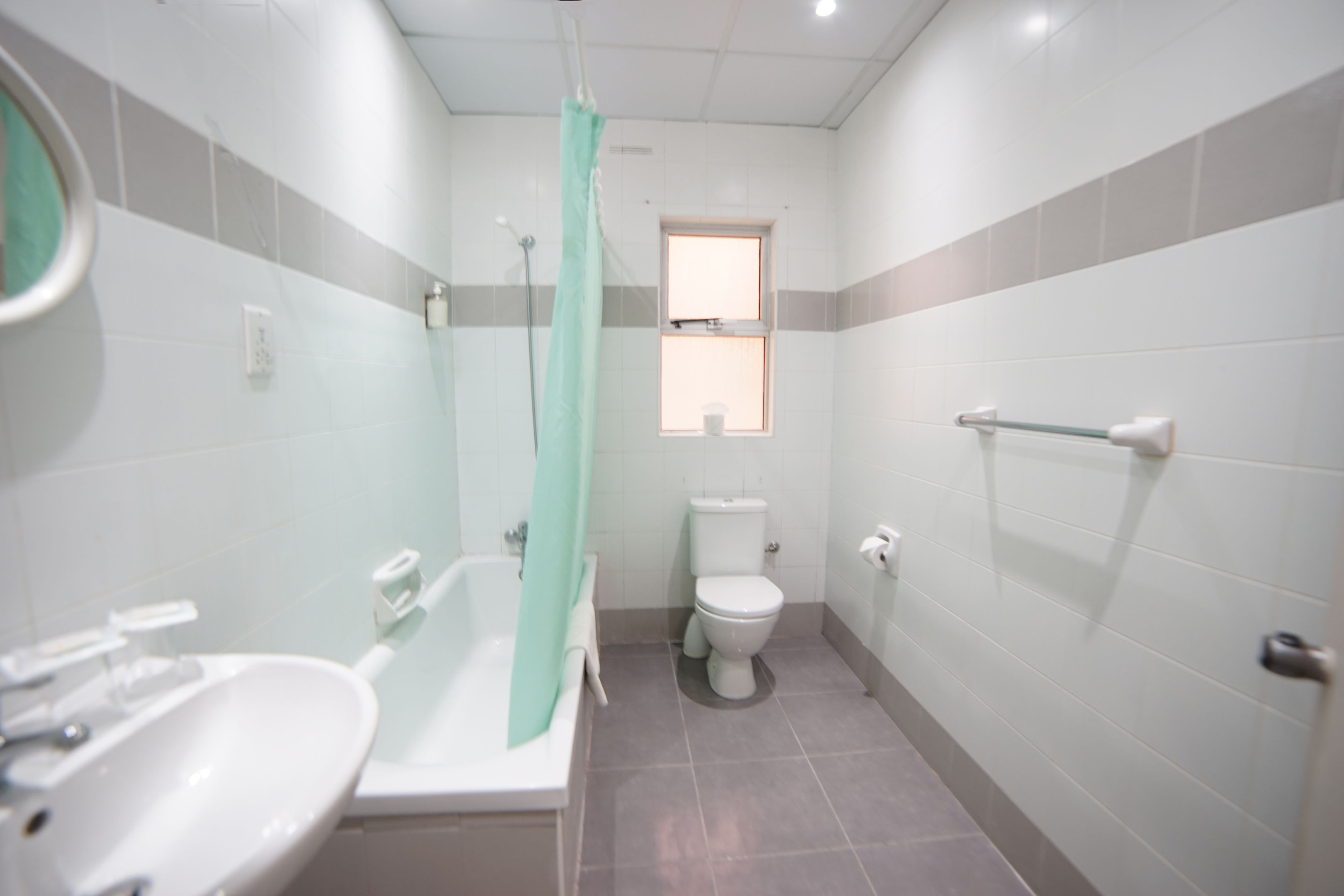 Badkamer met inloopdouche — Cardor Holiday Complex