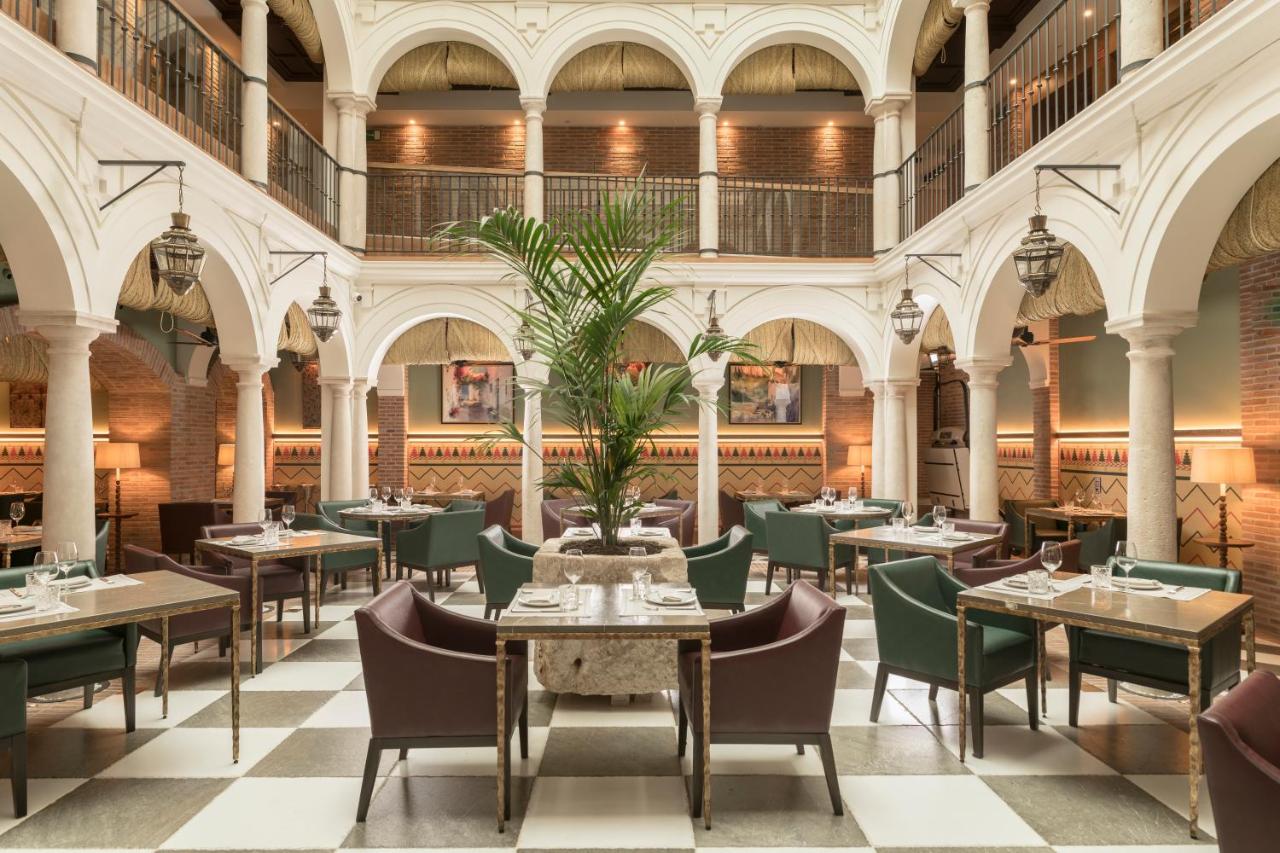 een restaurant met tafels en stoelen in een gebouw bij Palacio Solecio, a Small Luxury Hotel of the World in Málaga