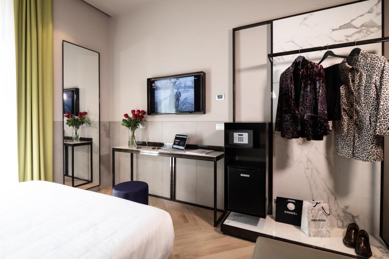 een hotelkamer met een bed en een bureau bij Heart Hotel Milano in Milaan