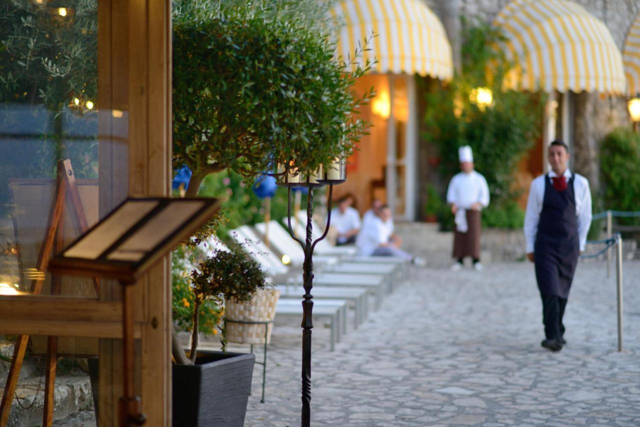 een man in pak en stropdas loopt over een trottoir. bij Hotel Caesar Augustus in Anacapri +74 foto's