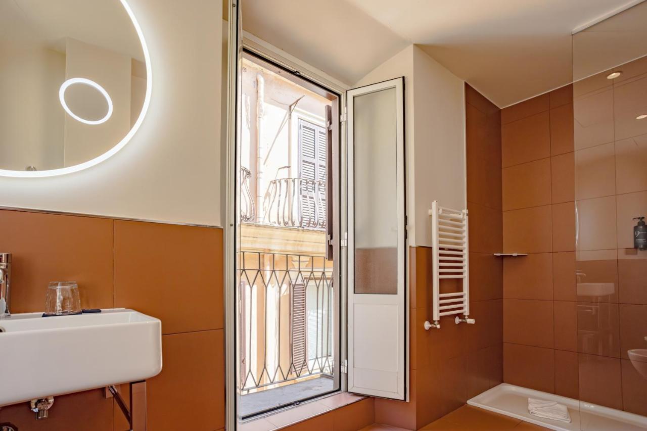 een badkamer met een wastafel en een raam bij 9Hotel Cesari in Rome