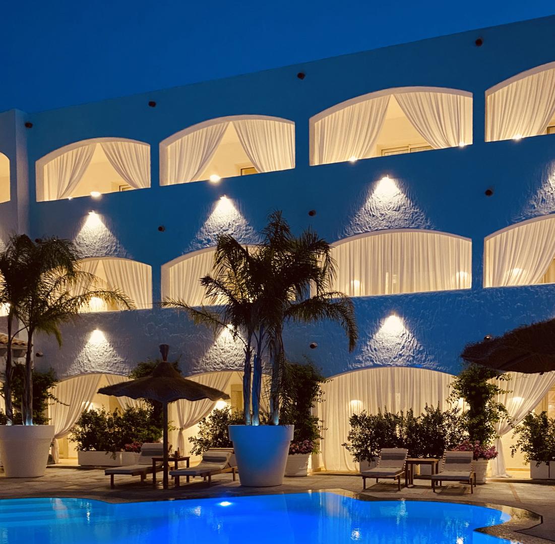 Relaxruimte met ligbedden — Grand Hotel Cannigione
