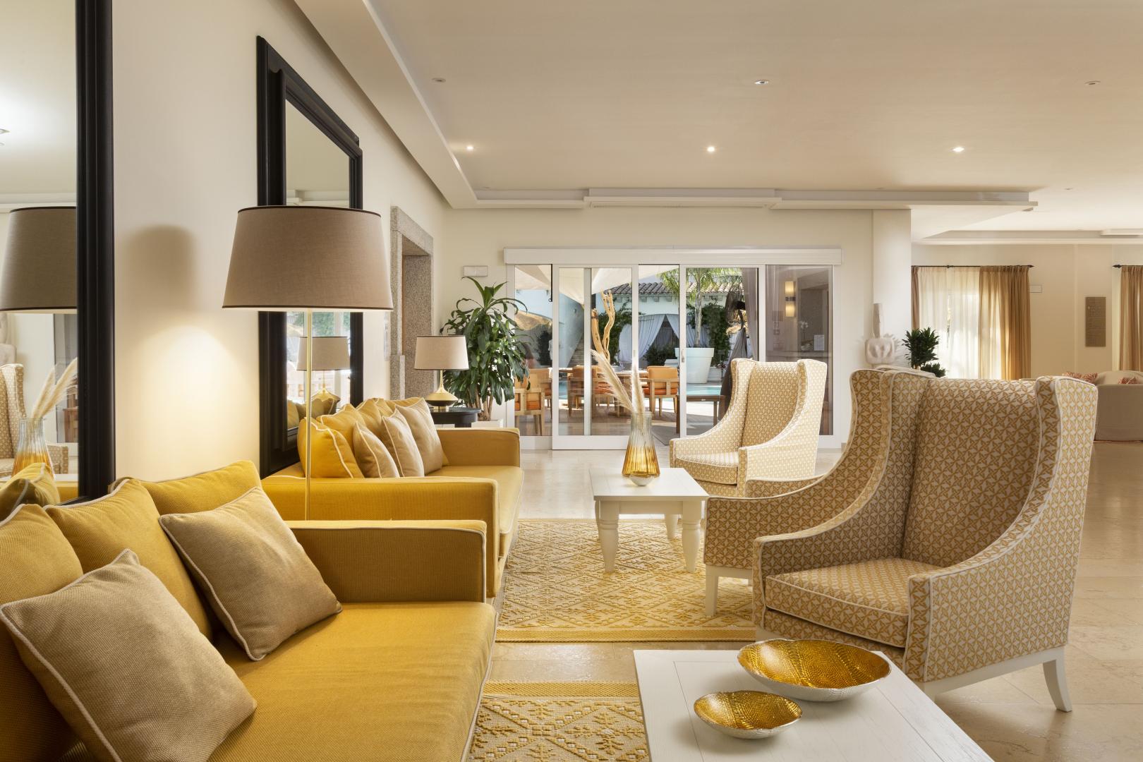 Suite met zithoek — Grand Hotel Cannigione