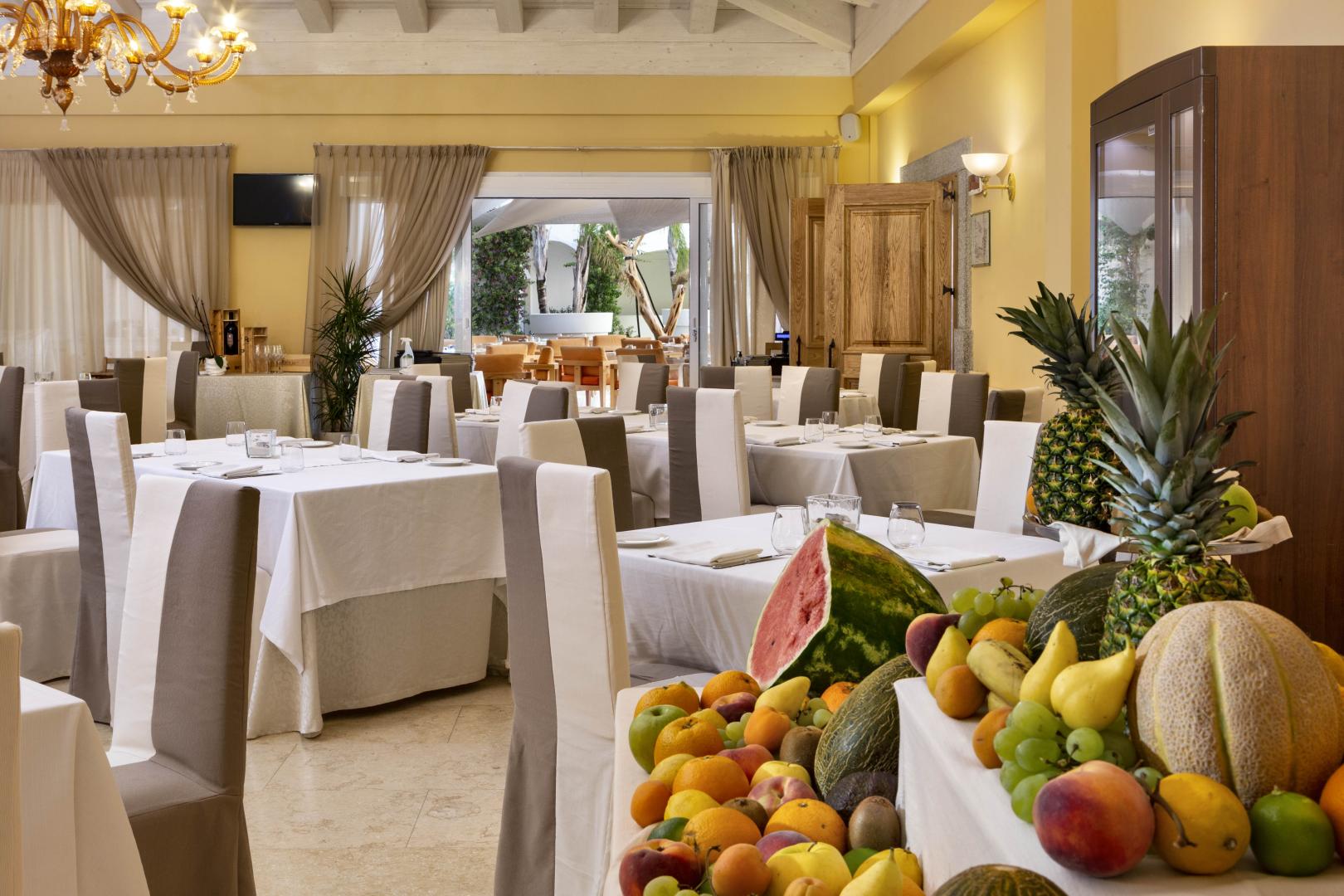 Restaurant met gedekte tafels — Grand Hotel Cannigione