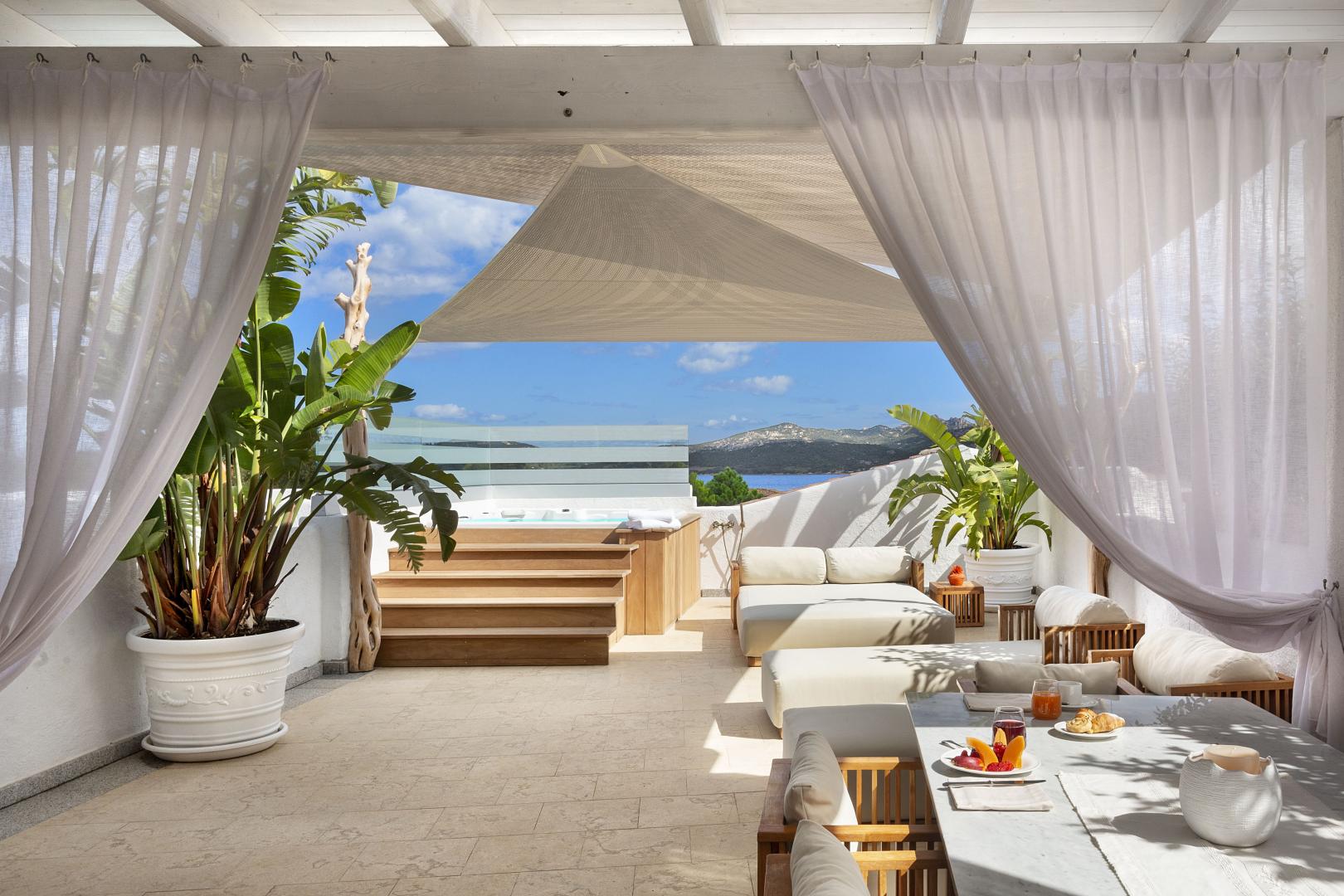 Privéstrand met parasols — Grand Hotel Cannigione