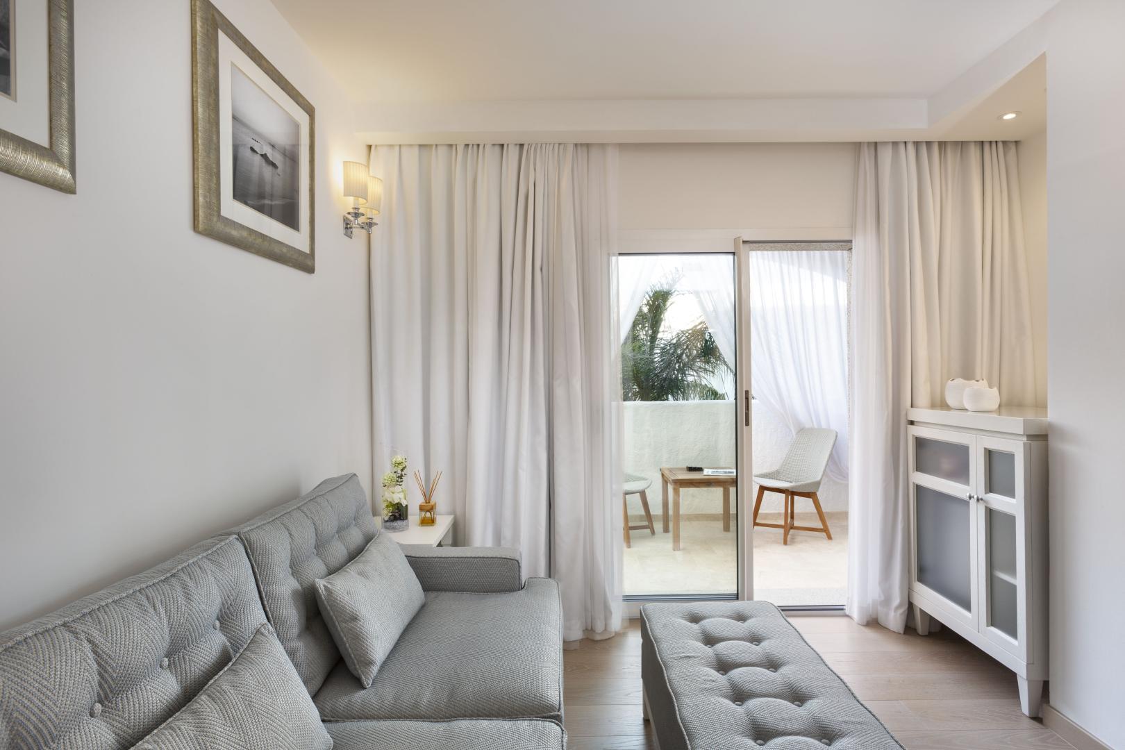 Suite met zithoek — Grand Hotel Cannigione