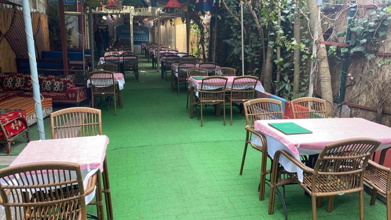 een rij tafels en stoelen op een terras bij Garden House in Istanbul