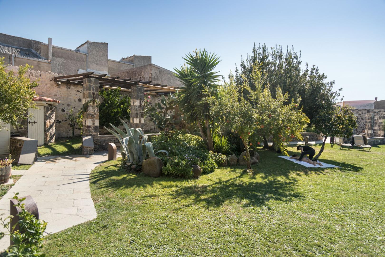 Tropische tuin met palmbomen — Il Cortiletto