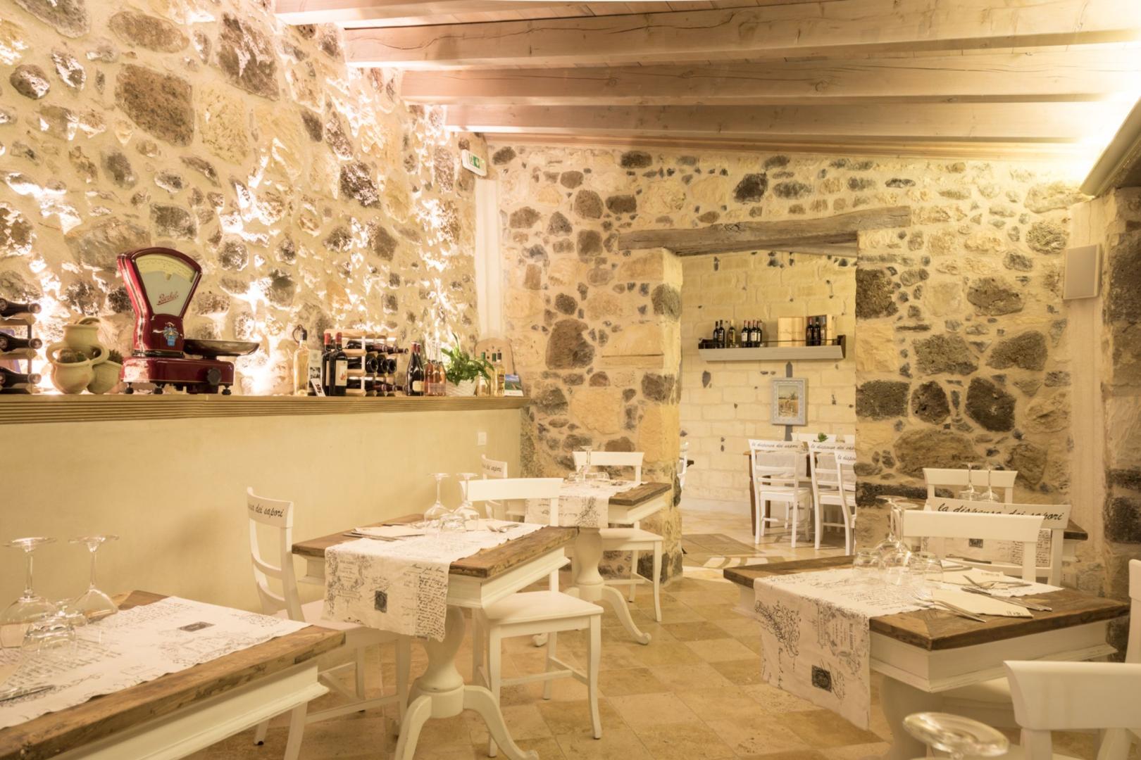 Restaurant met gedekte tafels — Il Cortiletto