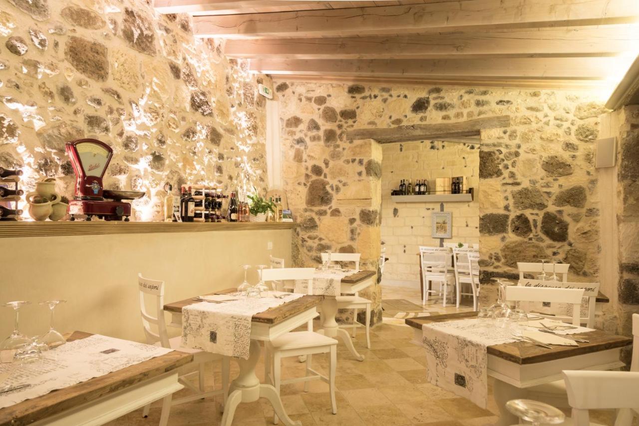 een restaurant met tafels en stoelen in een ruimte bij Il Cortiletto Hotel Maison in Tresnuraghes