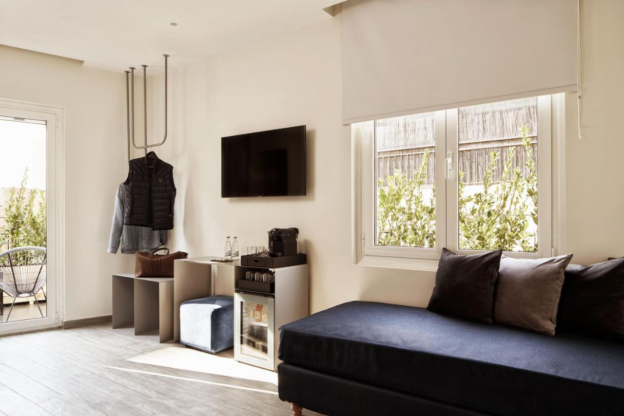 een woonkamer met een bank en een tv bij Athens4 in Athene