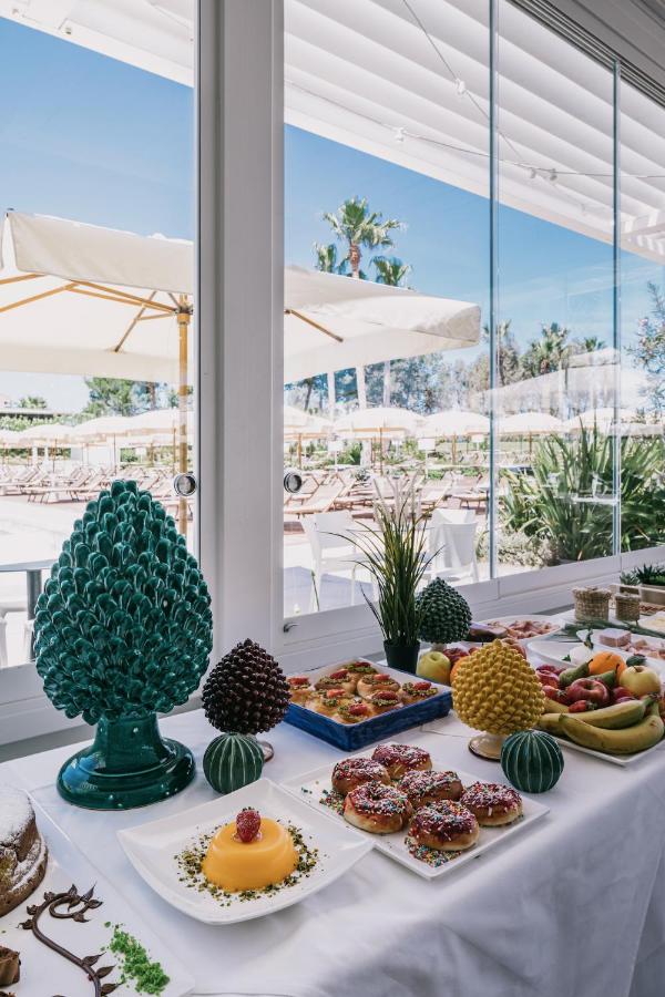 een tafel met een buffet vol eten erop bij Mangia's Himera Resort in Campofelice di Roccella