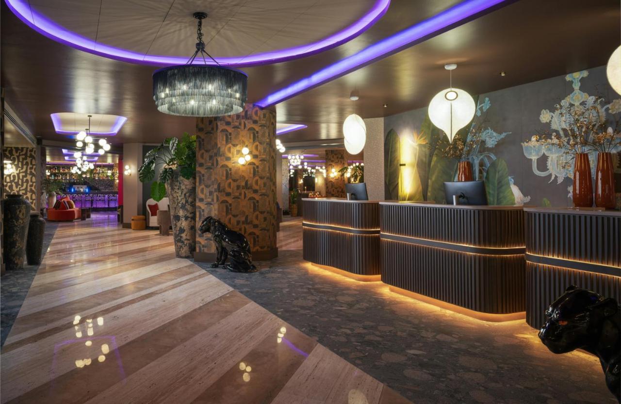 een lobby van een restaurant met paarse verlichting bij NYX Hotel Rome by Leonardo Hotels in Rome