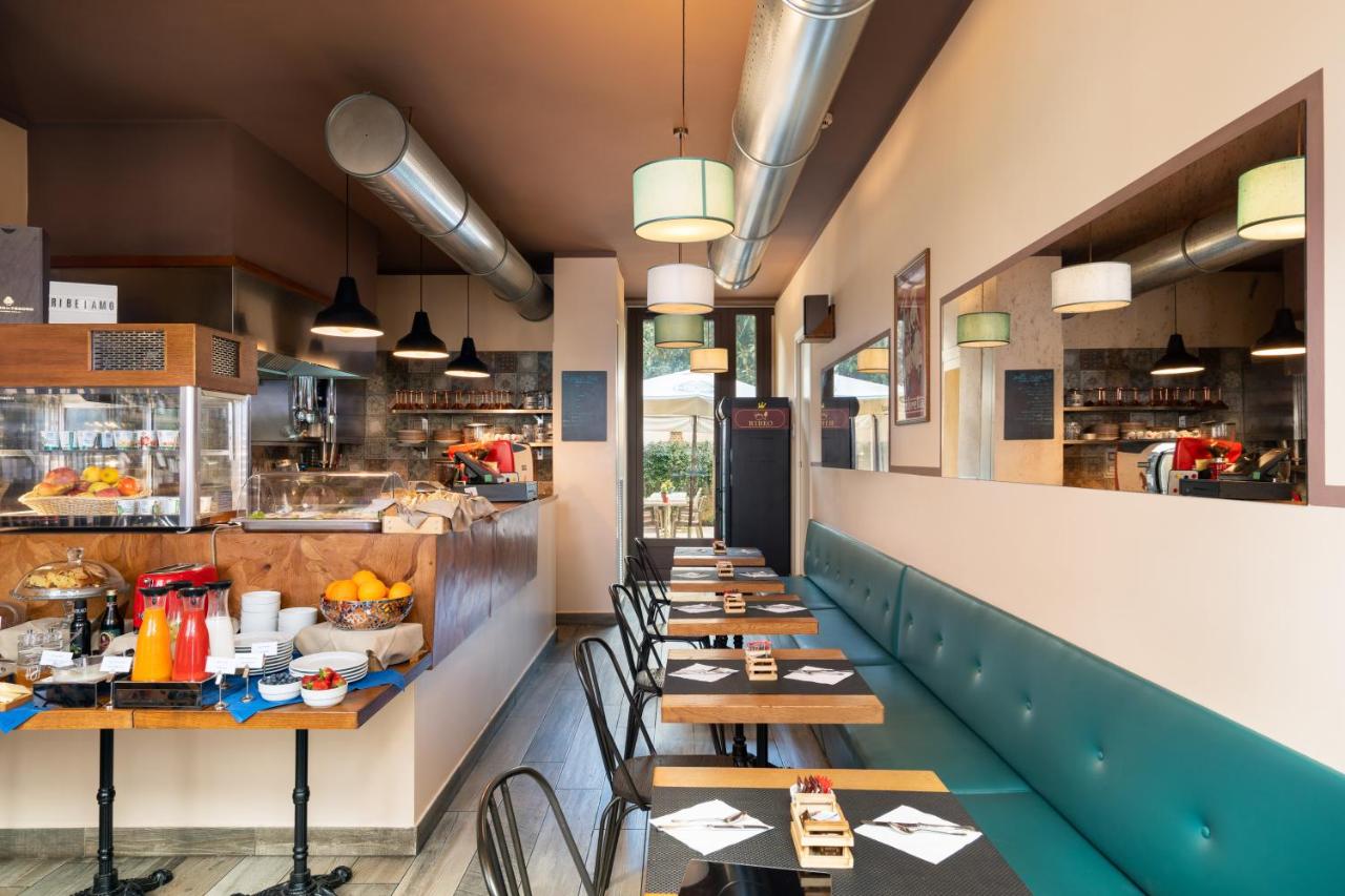 een rij tafels en stoelen in een restaurant bij Hotel Cimabue in Florence
